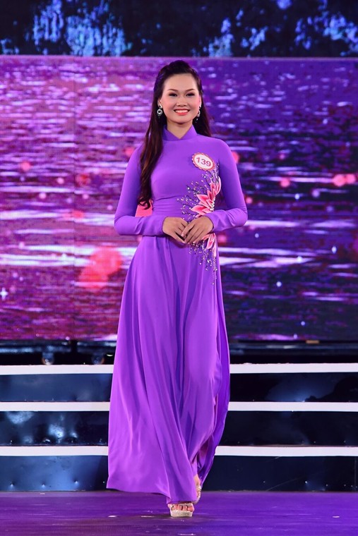 Me man ngam thi sinh Hoa hau Viet Nam dien ao dai-Hinh-4